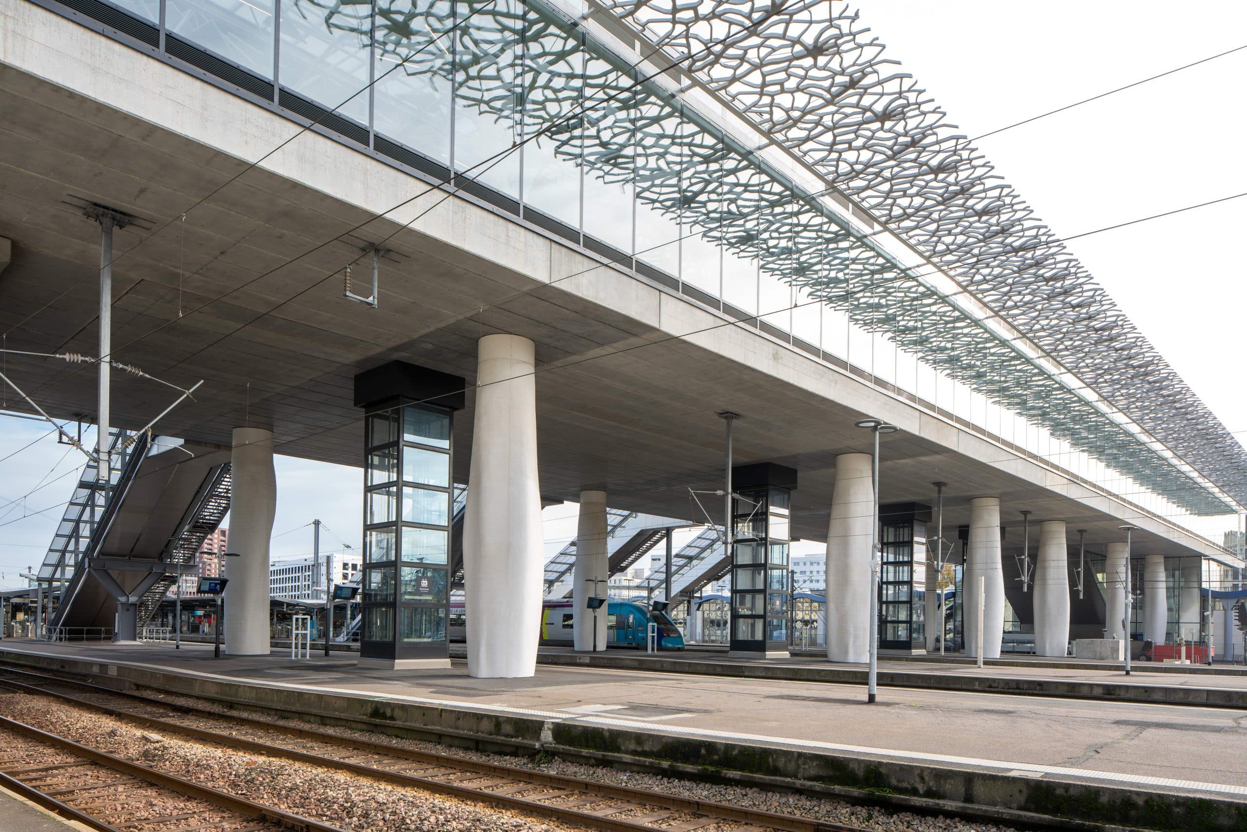 Vue extérieure de la gare de Nantes. Vue des quais et voix ferrées