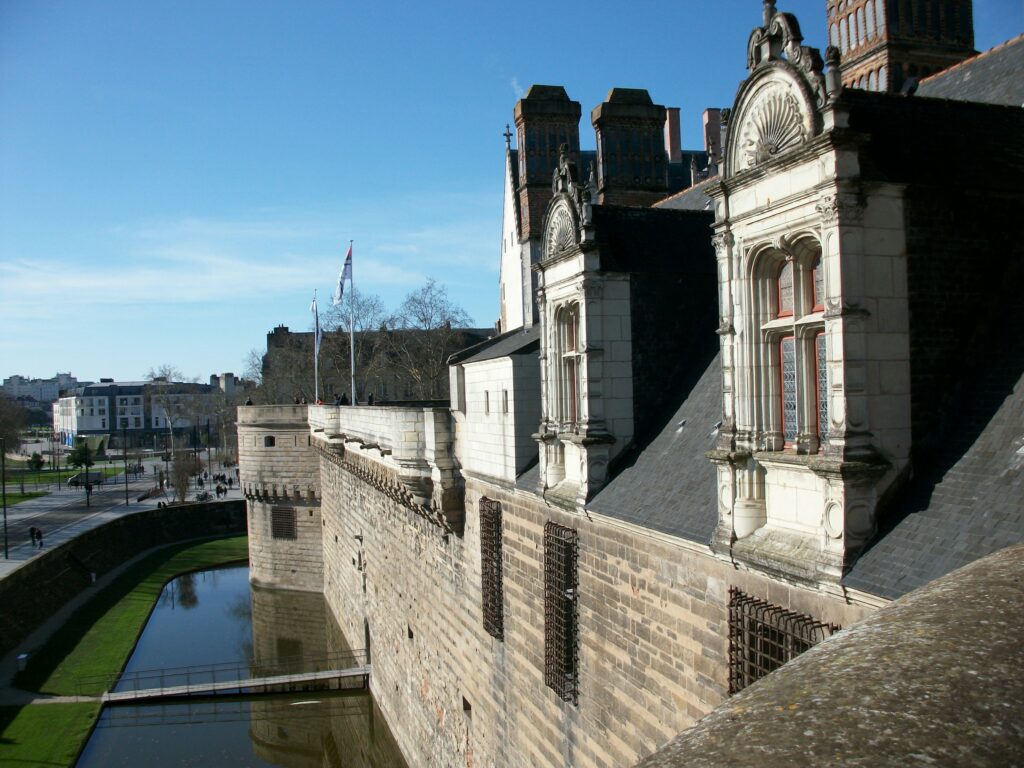 Château des ducs de Bretagne à Nantes Métropole dans le centre-ville. Vue du château sur la droite. Les digues sont visibles en bas à gauche de l'image